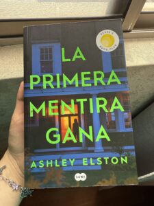 El libro trata de una chica que tiene una vida alterna y se da cuenta que su novio también, tiene thriller y acción 